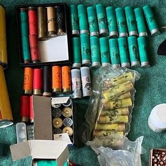 Банки с порохом и 160 патронов нашли полицейские дома у жителя города Лермонтова