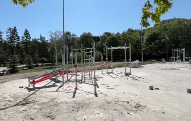 На новой спортплощадке в Предгорном округе устанавливают спортинвентарь