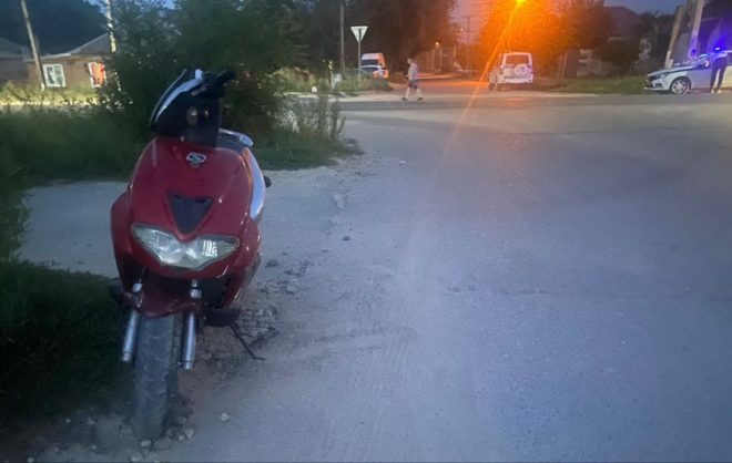 Подросток-бесправник на мопеде врезался в автомобиль в Александровском округе