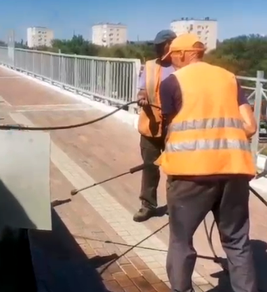 Дороги и тротуары очищают от мусора в Невинномысске