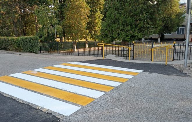 В Минераловодском округе обновляют разметку у школ и детсадов