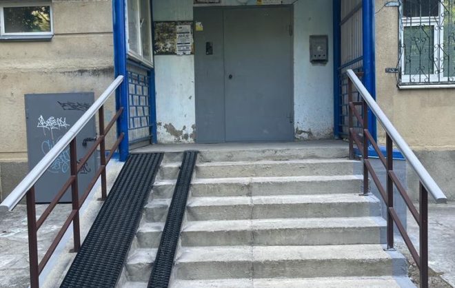 Ремонт подъездных ступеней и пандуса провели в многоквартирном доме Ставрополя