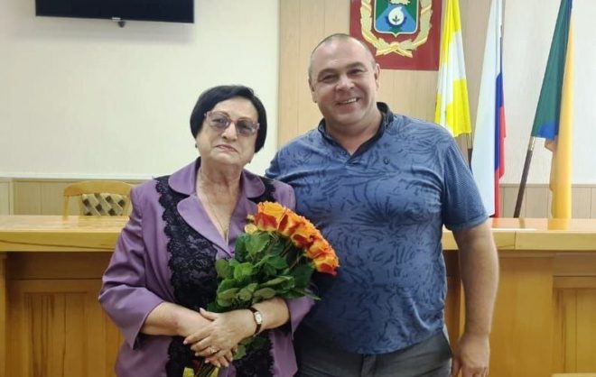 Краевую награду вручили председателю комитета по труду в Невинномысске