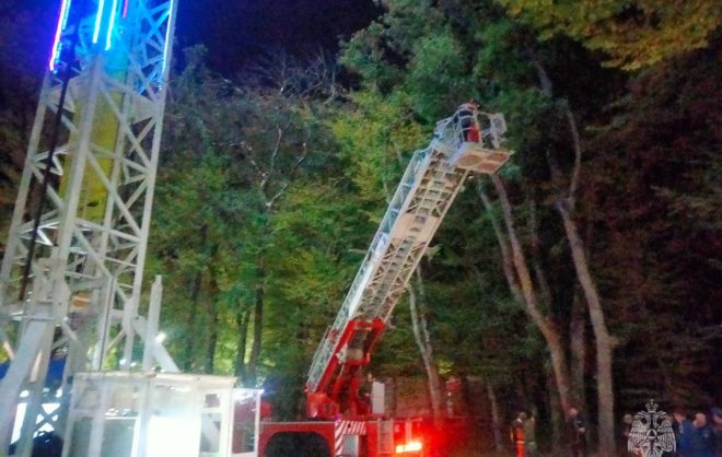 Шесть человек застряли в остановившемся аттракционе в парке Победы Ставрополя