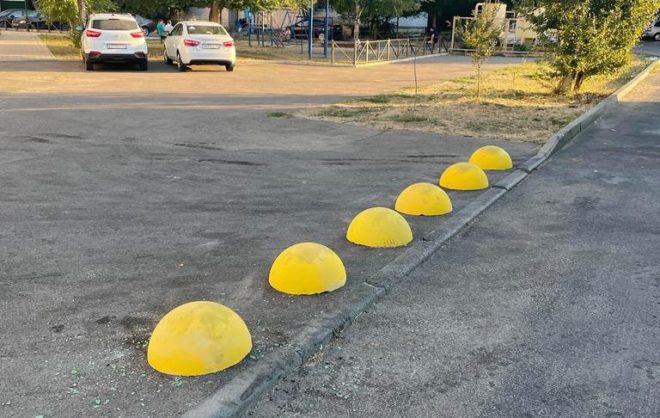 Мешающие проезду к дому полусферы убрали после проверки ГЖИ в Михайловске