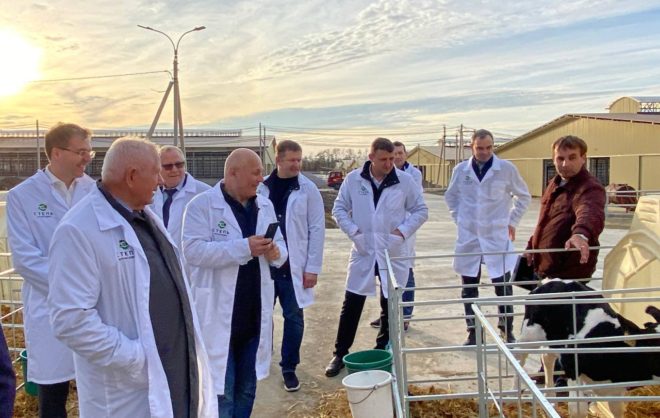 Крупный молочный комплекс на Ставрополье посетила делегация из Омска