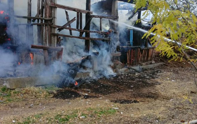 Сенник с 250 тюками соломы и 18 рулонами сена сгорел в Александровском округе