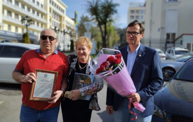 Глава Кисловодска поздравил жителей города с Днём бабушек и дедушек