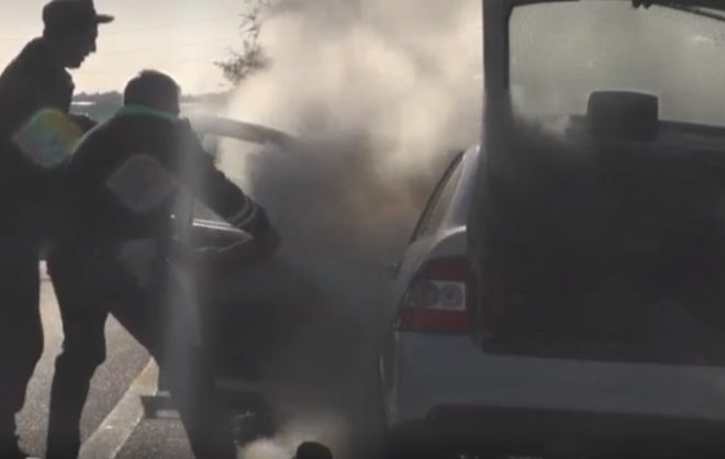 Автоинспекторы в Будённовском округе помогли потушить загоревшуюся машину