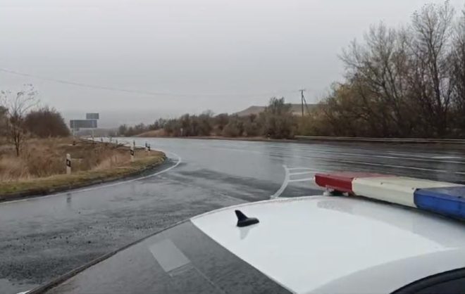 Наступившему на стекло подростку помогли автоинспекторы на Ставрополье