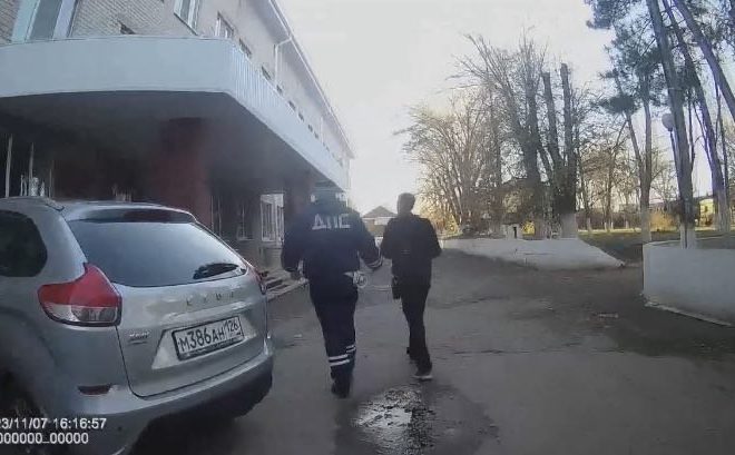 Сотрудники ГИБДД доставили человека в больницу в Грачёвском округе