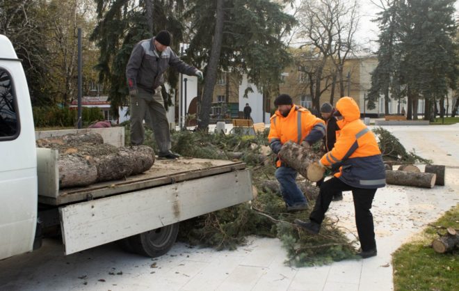 Последствия урагана устраняют в Ставрополе