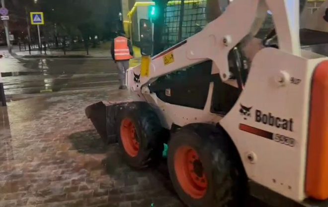 Более 2 тысяч тонн противогололёдной смеси высыпали на дороги Ставрополя за ночь