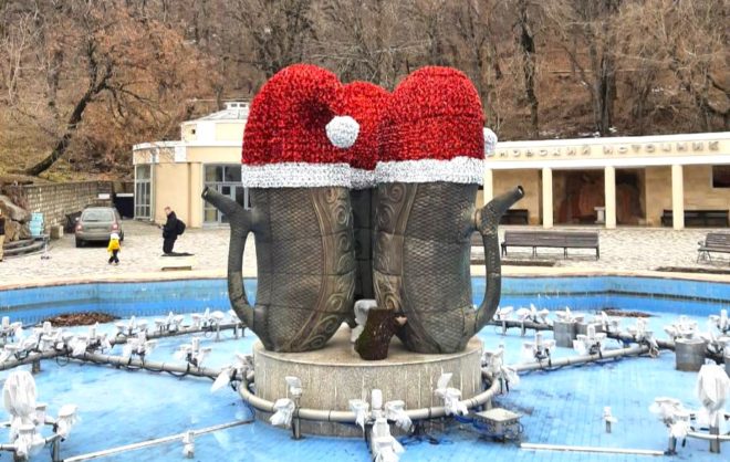 Кружки-бюветницы украсили новогодними колпаками в Железноводске