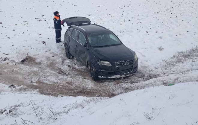 Улетевшие в кювет автомобили помогли вытащить спасатели Ставрополья