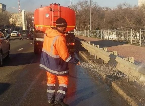 Коммунальные службы Невинномысска чистят город от наледи