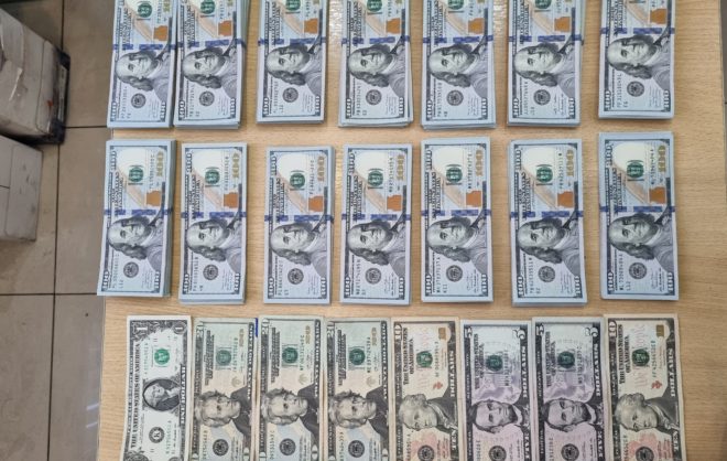 Более 50 тысяч долларов изъяли у пассажира в аэропорту Минвод