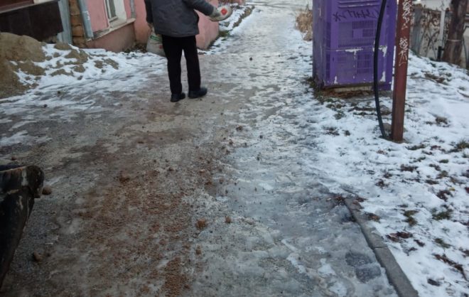 Коммунальщики обрабатывают пешеходные маршруты и тротуары в Ставрополе