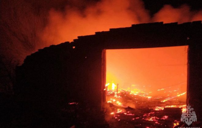 Десять свиней погибли при пожаре на ферме в Кировском округе