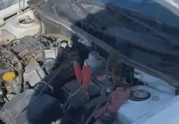 Автоинспекторы на Ставрополье помогли водителю зарядить аккумулятор на морозе