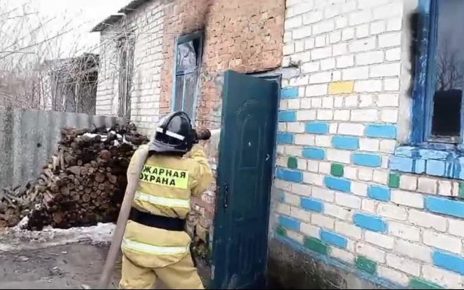 В селе Минераловодского округа загорелся частный дом