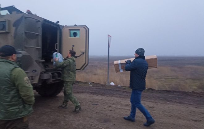 Бойцам в зону СВО передали рации из Апанасенковского округа