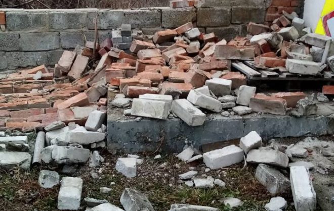 Крыши школы и детсада повредил ураганный ветер в Кировском округе