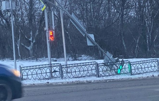 Светофор упал на перекрёстке в Пятигорске из-за сильного ветра