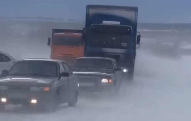 Ограничения для грузовиков ввели на трассе в Александровском округе