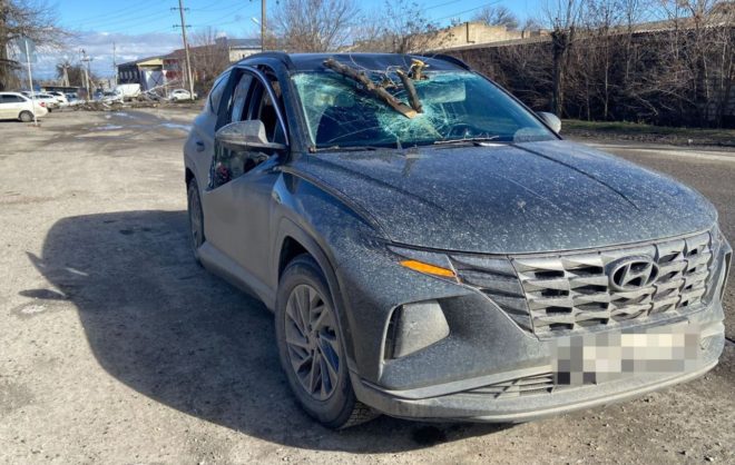 Автомобилистка получила травму головы из-за упавшего дерева в Будённовске