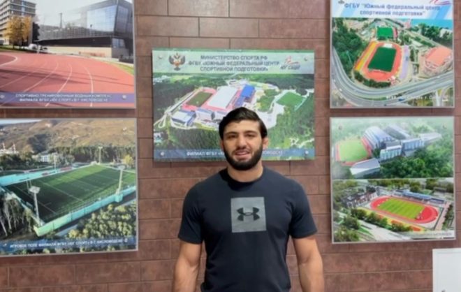 Легковес UFC Арман Царукян тренируется на спортивной базе в Кисловодске