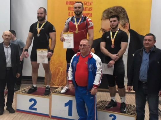 Невинномысские штангисты завоевали 13 медалей на чемпионате и первенстве края