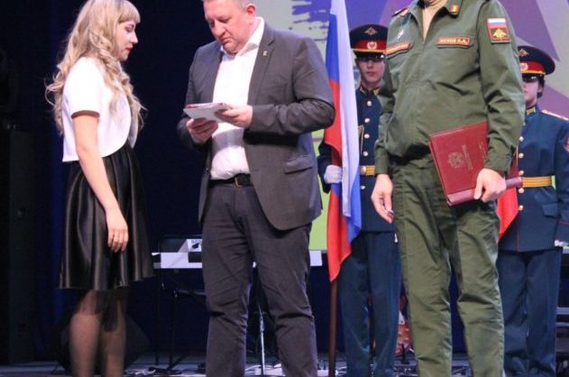 Супруге участника СВО в Минераловодском округе передали медаль «За отвагу»