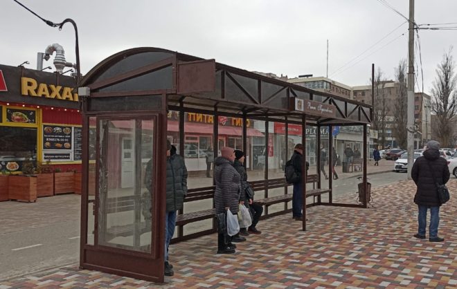 Новую остановку на месте ларьков установили возле рынка в Ставрополе
