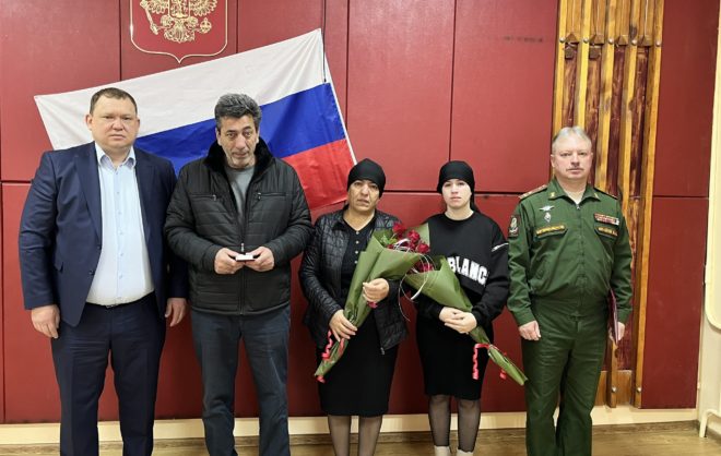 Родственникам погибшего бойца СВО в Предгорном округе вручили медаль Суворова