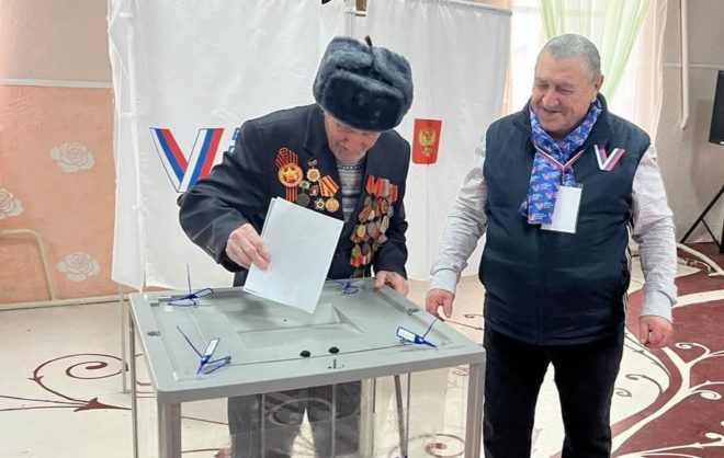 Столетний ветеран ВОВ проголосовал на выборах президента РФ в Андроповском округе