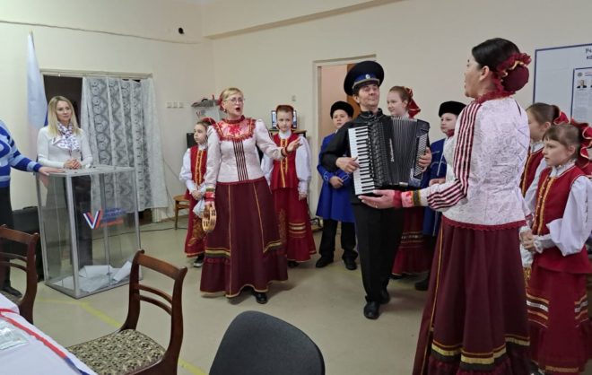 Минераловодцев на избирательных участках встречают музыкой и угощениями
