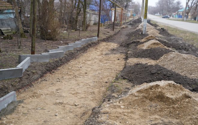 В селе Андроповского округа рабочие обустраивают новый тротуар