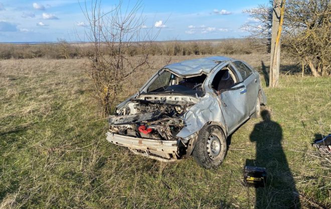 Два человека пострадали в перевернувшемся авто в Александровском округе