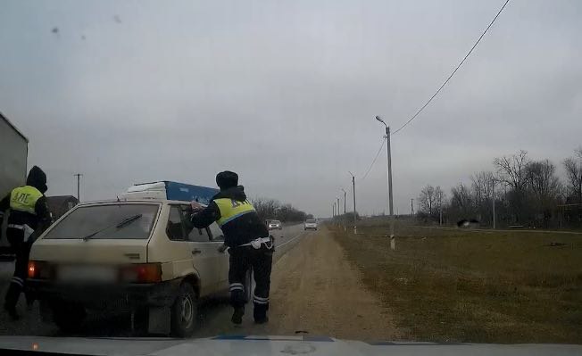 Мужчину обвиняют в нападении на автоинспектора в Труновском округе