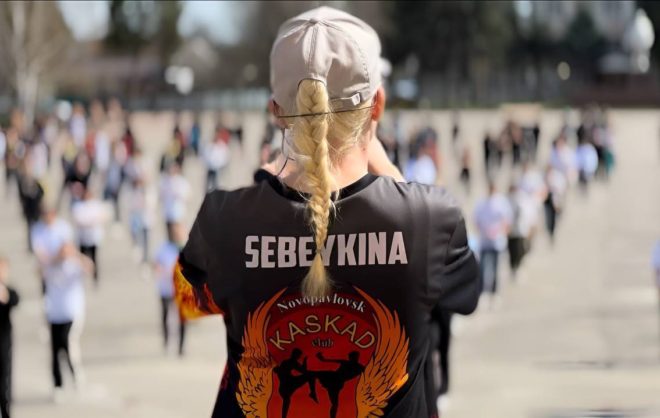 Известная в Кировском округе спортсменка провела массовую утреннюю зарядку