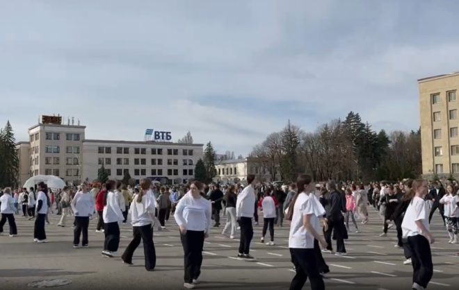 Около тысячи учеников приняли участие в общегородской зарядке в Ставрополе
