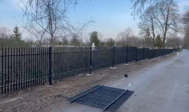 В станице Кировского округа начали менять ограждение на кладбище