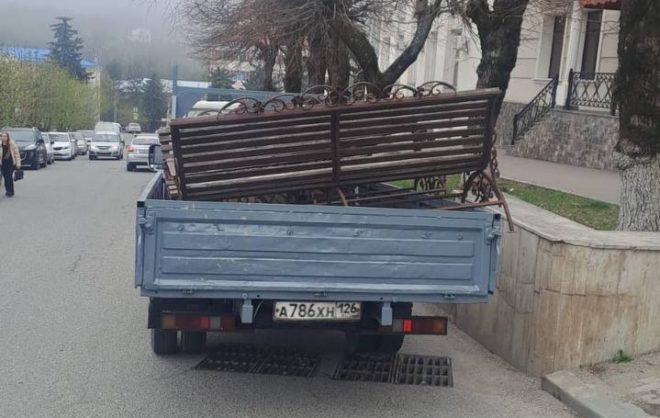 Скамейки увезли с улицы Чайковского в Железноводске