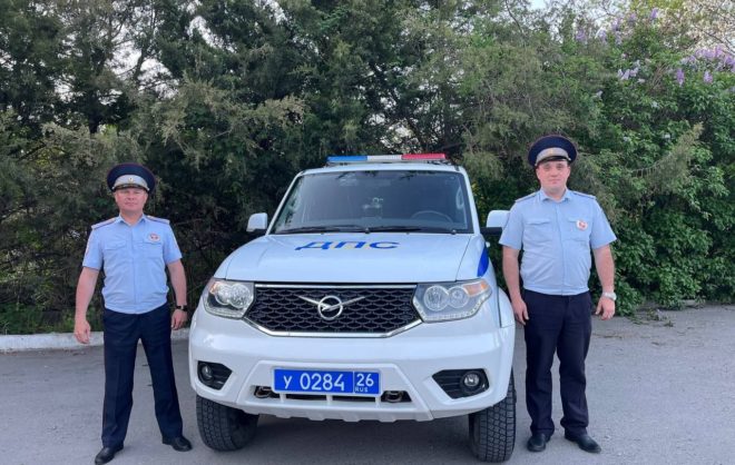 Повредившему болгаркой ногу мужчине помогли инспекторы ГИБДД в Предгорном округе