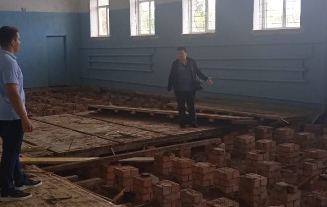 Специалисты начали демонтаж полов в школьном спортзале в Благодарненском округе
