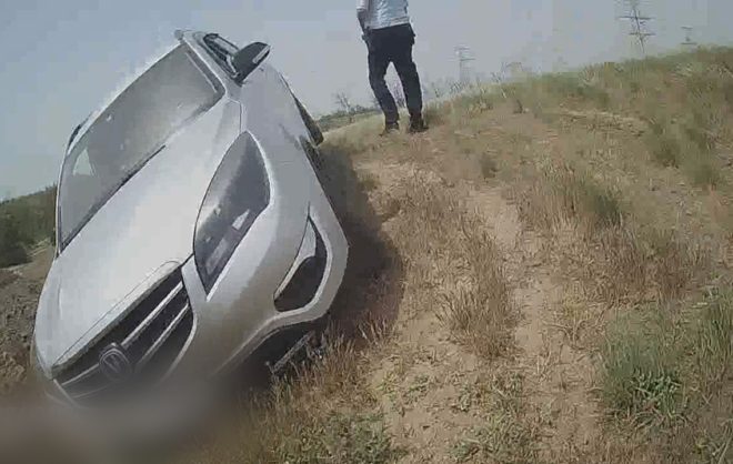 Госавтоинспекторы помогли застрявшему между ямами авто на Ставрополье