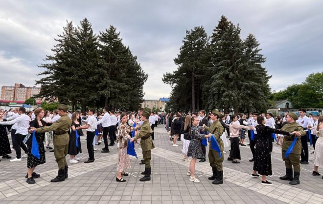 Более 300 школьников в Предгорном округе станцевали под песню «Синий платочек»