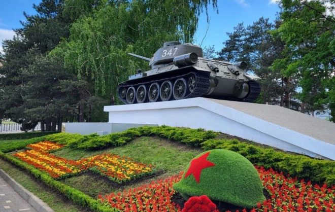 Концерты для ветеранов во дворах Ставрополя провели творческие коллективы