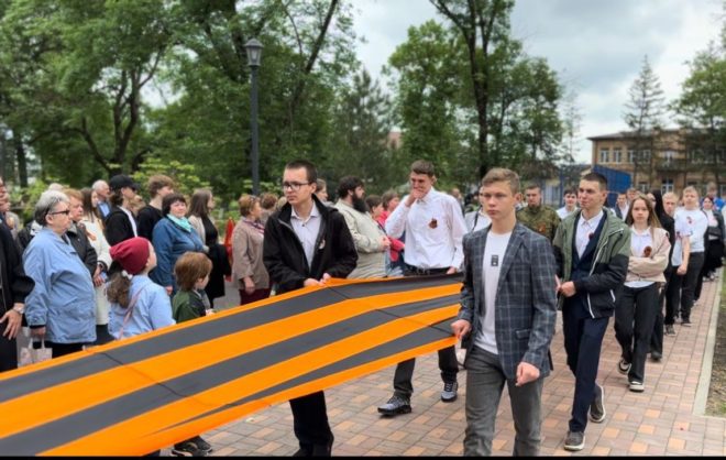 Георгиевскую ленту длиной 79 метров развернули в Кировском округе